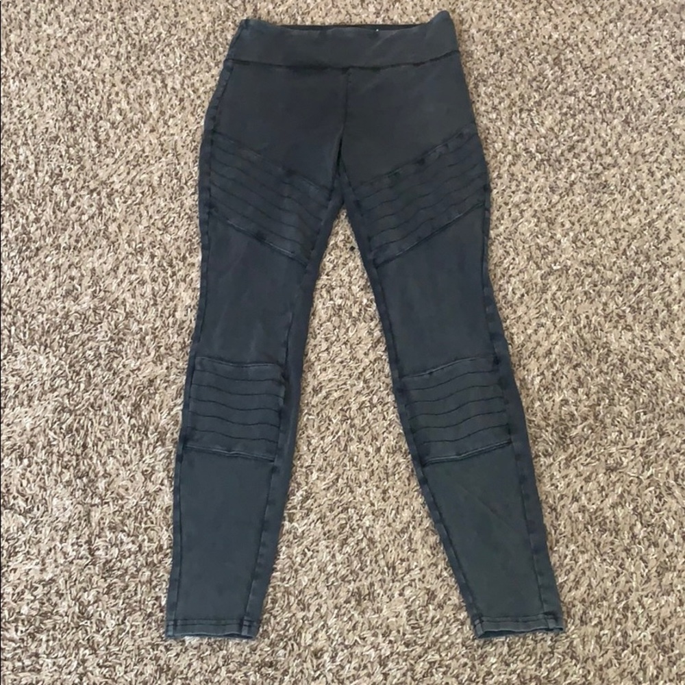 Mossimo Leggings - size small - hot!